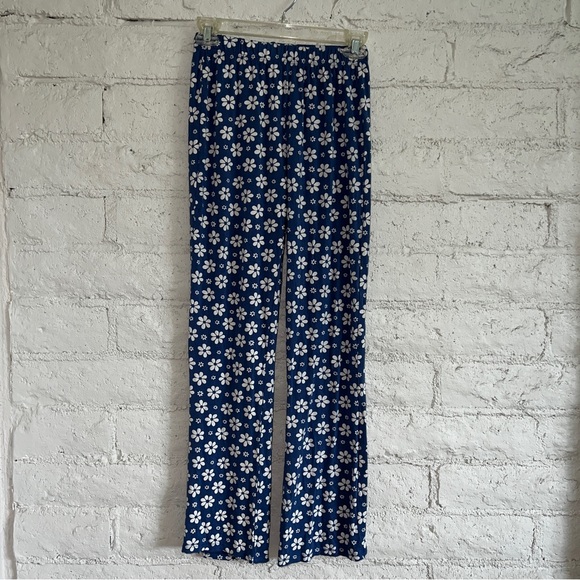 Billabong high waist flare pants w/ blue and white floral pattern - Picture 4 of 8